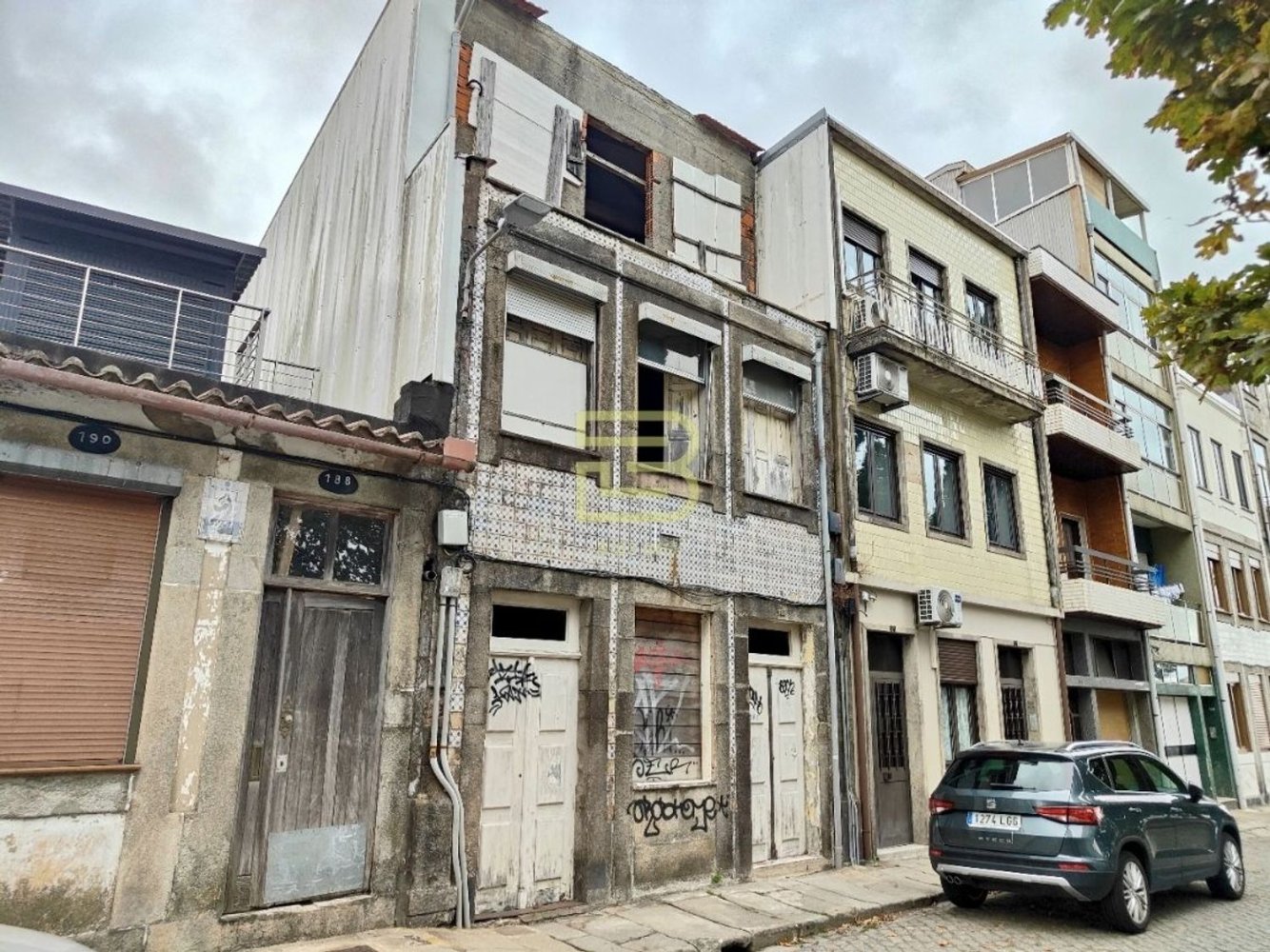 250m² Building in Porto, Portugal No. 311418