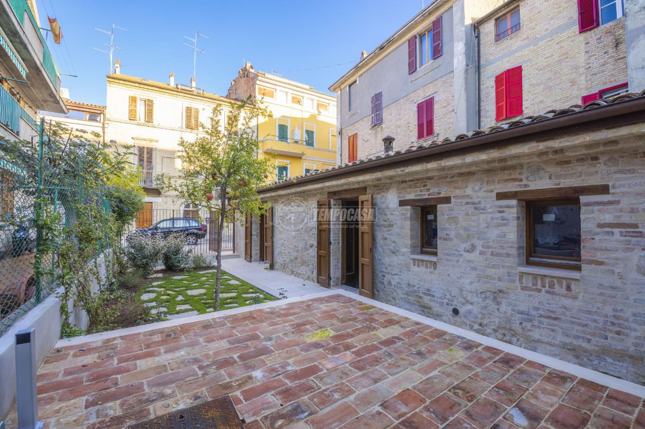 Villa de 3 habitaciónes en San Benedetto del Tronto, Italy No. 120429