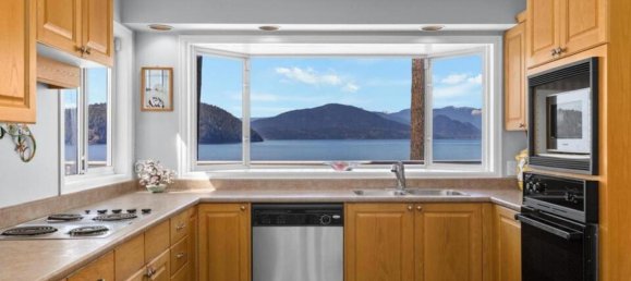 4 bedrooms House in British Columbia, Canada No. 235 2