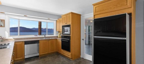 4 bedrooms House in British Columbia, Canada No. 235 11