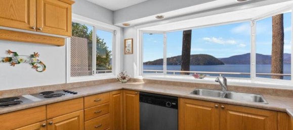 4 bedrooms House in British Columbia, Canada No. 235 12