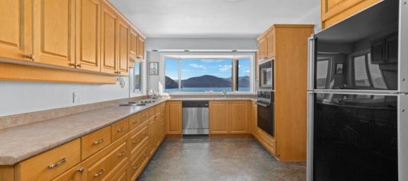 4 bedrooms House in British Columbia, Canada No. 235 10