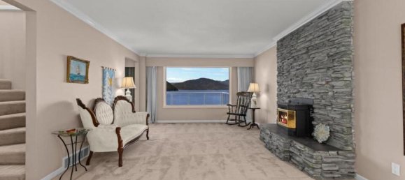 4 bedrooms House in British Columbia, Canada No. 235 4