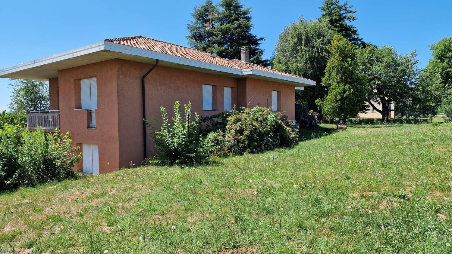 4 Schlafzimmer Villa in Tradate, Italy, Nr. 393431