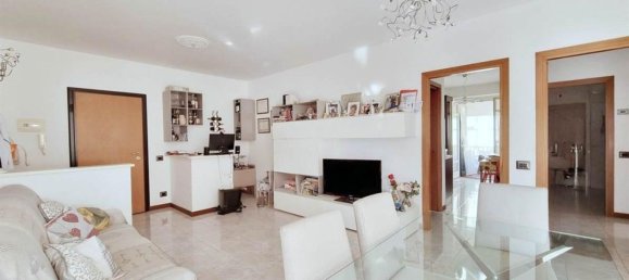 4 bedrooms Apartment in Massa, Italy No. 372111 2
