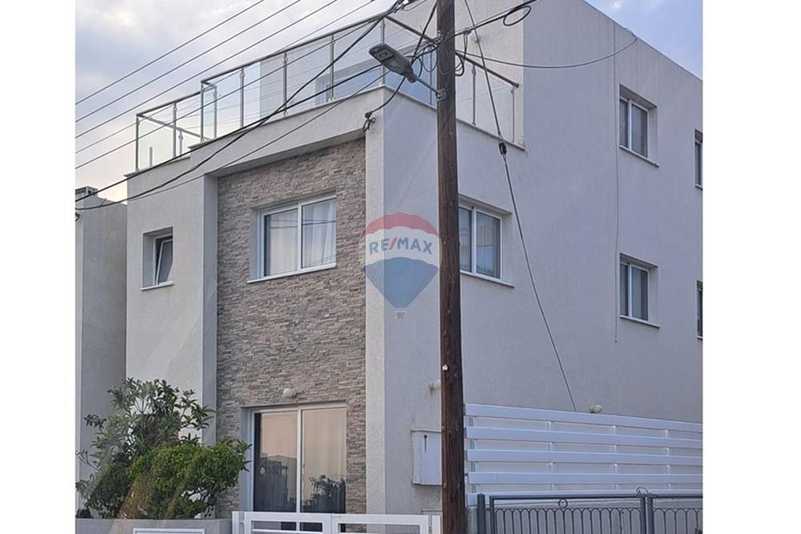Propiedad comercial de 6 dormitorios en Agios Athanasios, Cyprus No. 105377