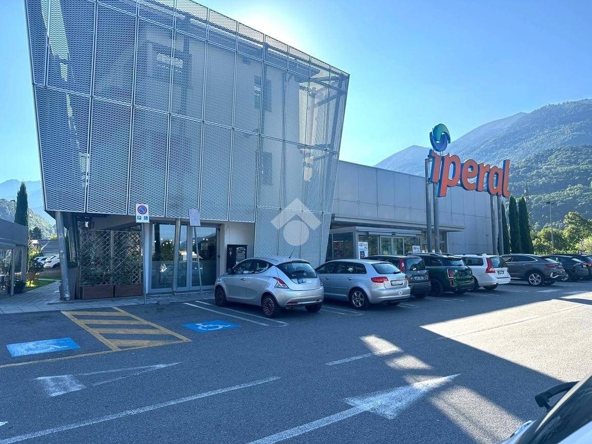 Propriété commerciale à Esine, Italy 60m² No. 295218