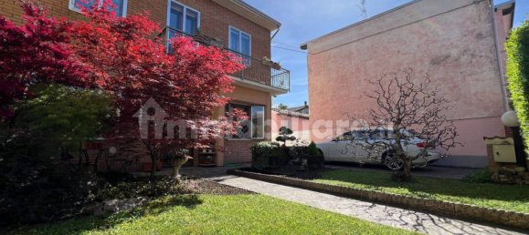 3 bedrooms Villa in Gonzaga, Italy No. 252335 2
