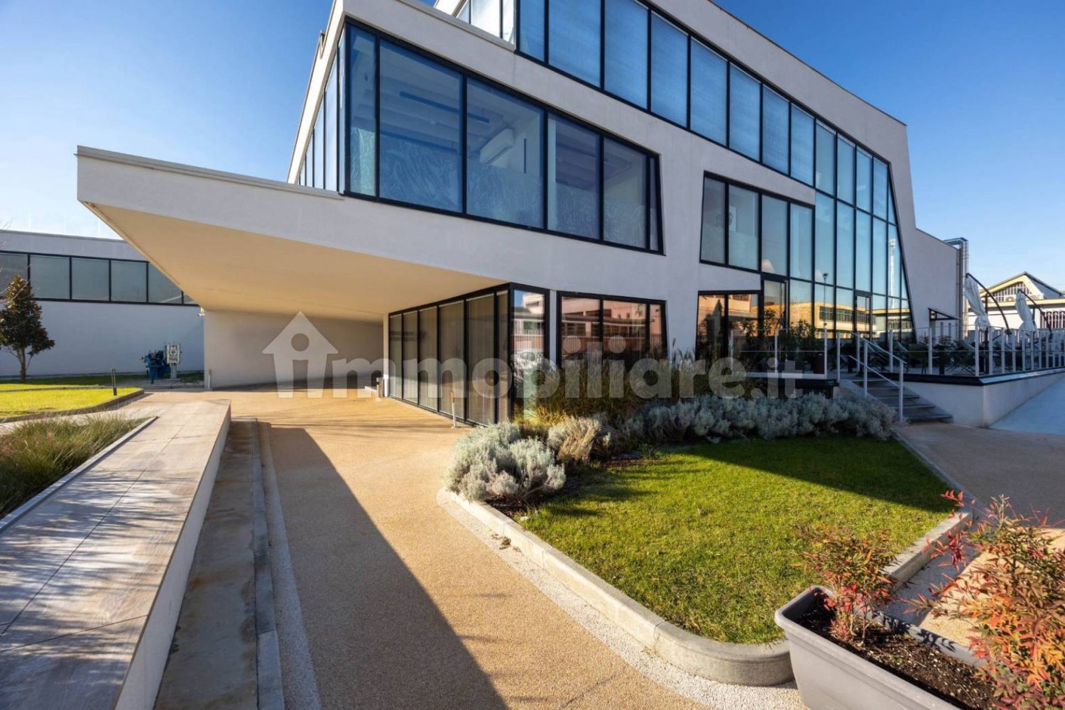 3500m² Warehouse in Turin, Italy No. 53929