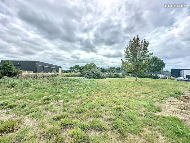758m² Land in Le Lion-d'Angers, France No. 281066