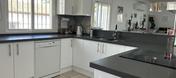 3 bedrooms Villa in La Duquesa, Spain No. 51203 7