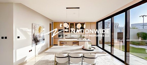 4 bedrooms Villa in Abu Dhabi, UAE No. 95102 2