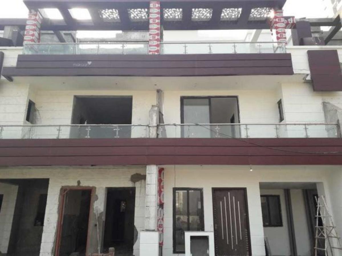 3 bedrooms House in Ghaziabad, India No. 6603