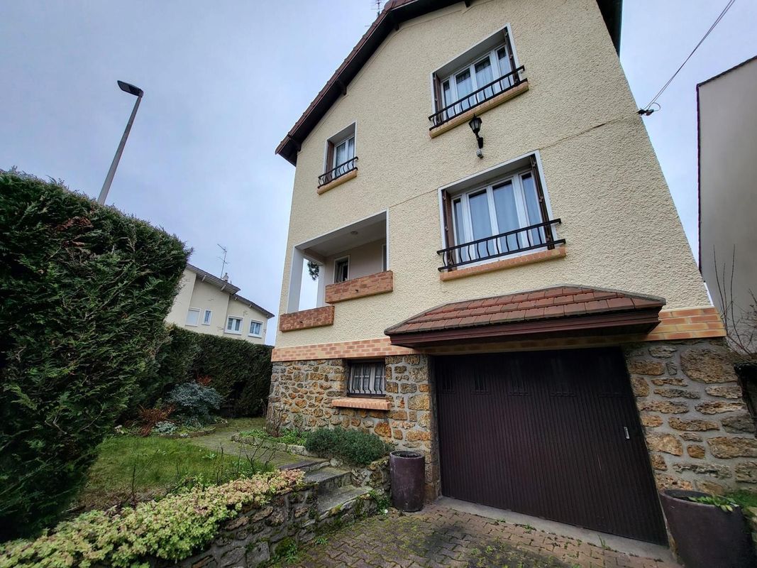 Casa de 3 dormitorios en Villemomble, France No. 149678