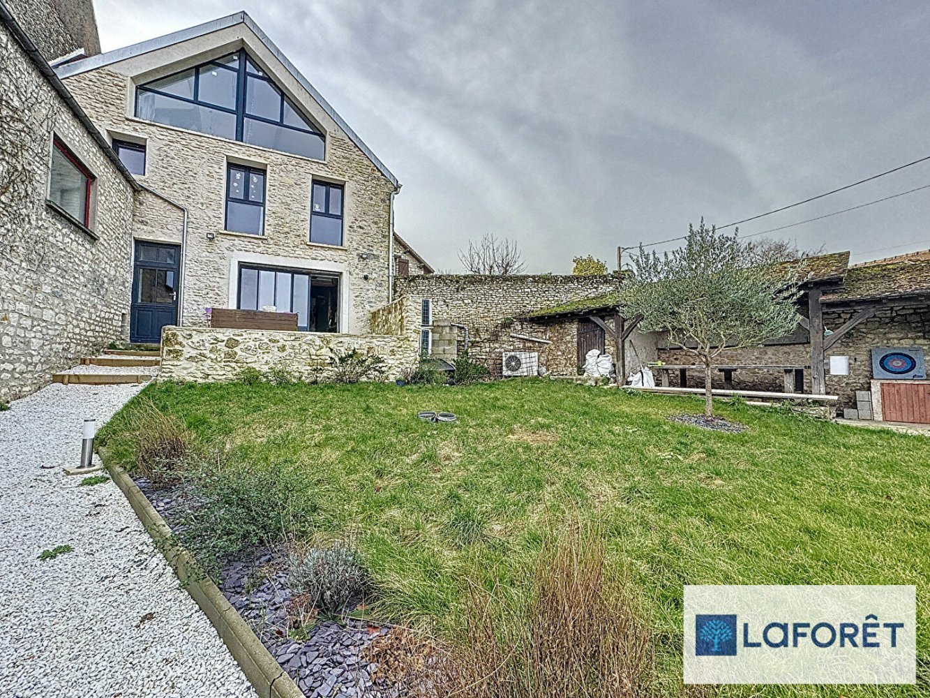 5 bedrooms House in Crespieres, France No. 148260