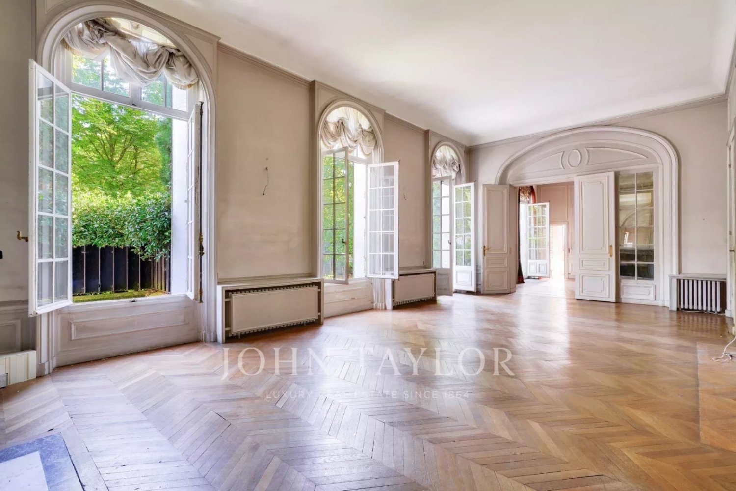 4 bedrooms Apartment in Paris, France No. 346377
