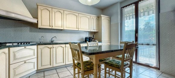 5 bedrooms House in Oleggio, Italy No. 376663 8