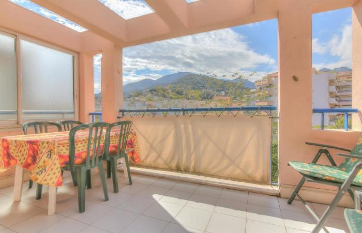 Studio in Menton, France No. 2689