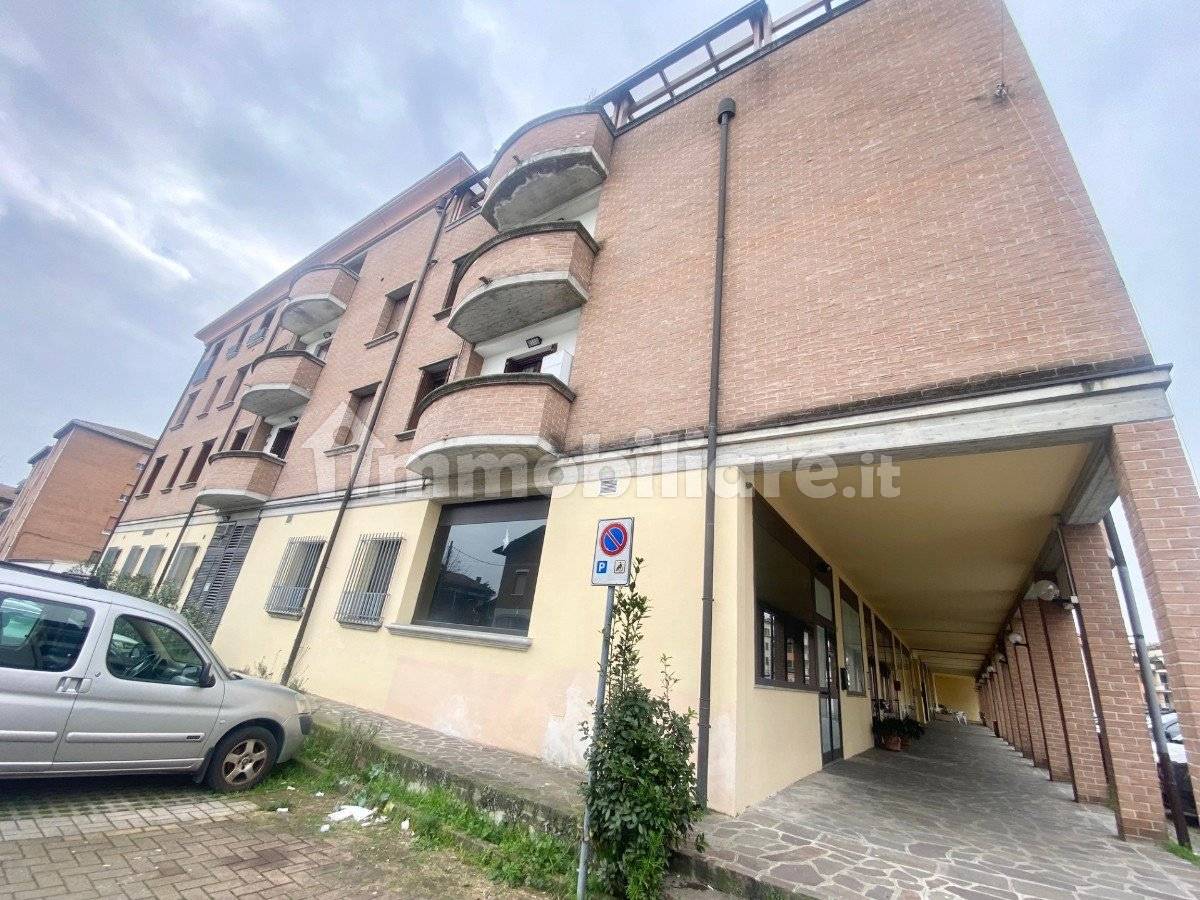 4 rooms Commercial property in Cadelbosco di Sopra, Italy No. 11697