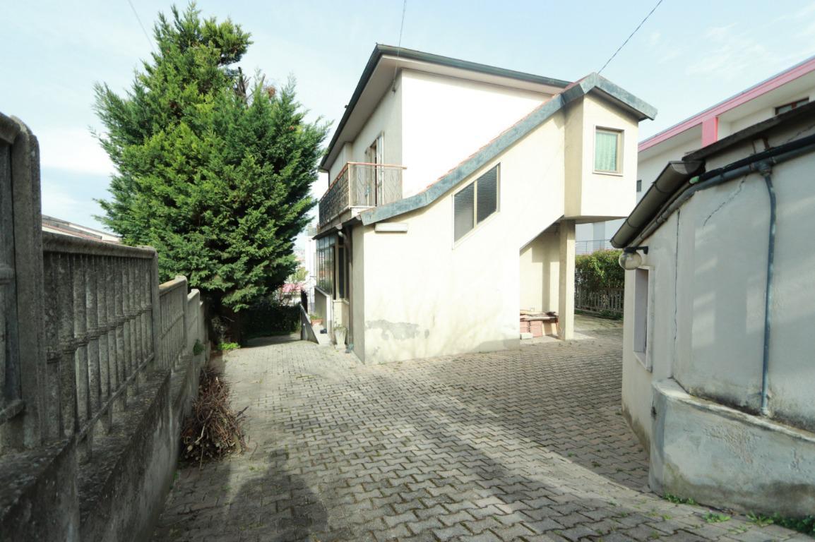 5 rooms Apartment in Pescara, Italy No. 14934