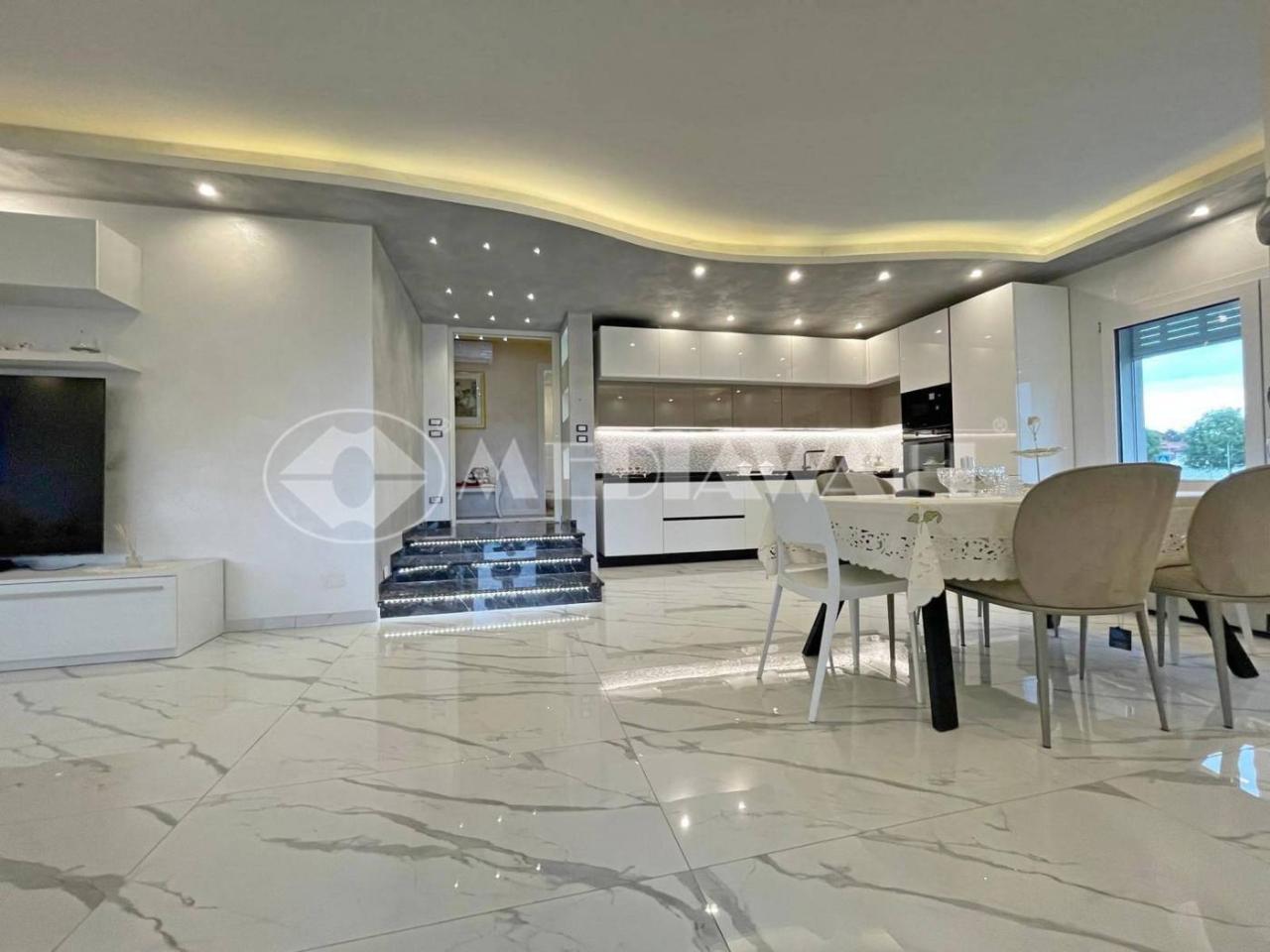 7 rooms Villa in Pordenone, Italy No. 37587