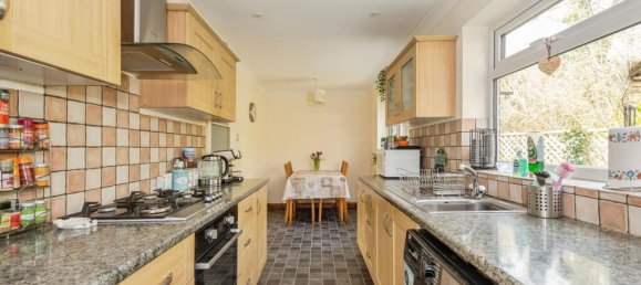 3 bedrooms House in Dorking, United Kingdom No. 10541 2