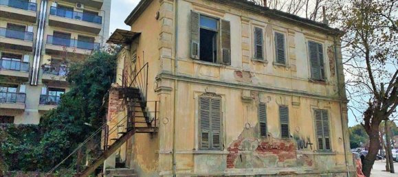 300m² Property in Thessaloniki, Greece No. 5299 3