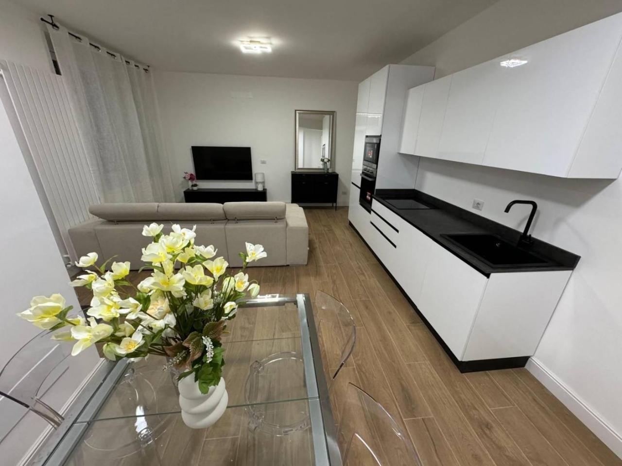 2 rooms Apartment in Milan, Italy No. 242230