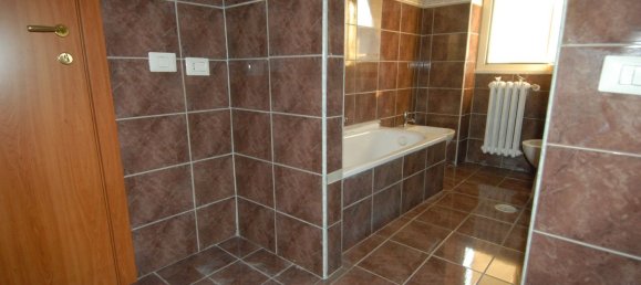 Квартира с 4 спальнями в Фрозиноне, Италия № 162202 8