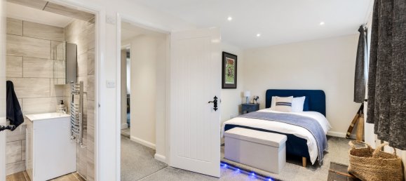 5 bedrooms House in Dorking, United Kingdom No. 997 52