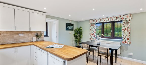 5 bedrooms House in Dorking, United Kingdom No. 997 10