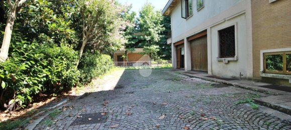 5 bedrooms Villa in Mariano Comense, Italy No. 295915 5