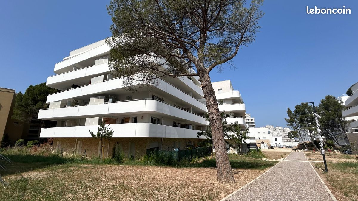 2 bedrooms Apartment in Marseille, France No. 332435