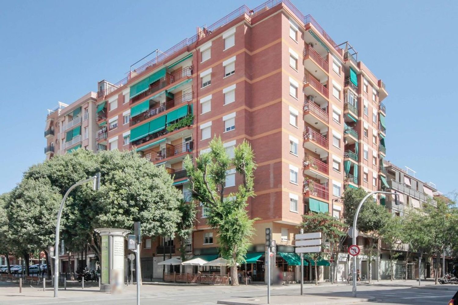 85m² Commercial property in Badalona, Spain No. 207699