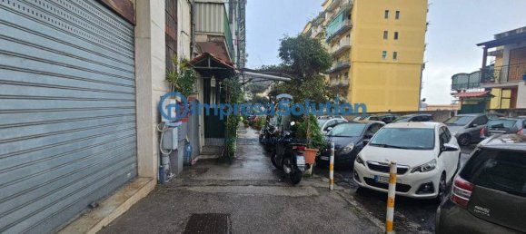 1-Zimmer Gewerbliche Immobilie in Naples, Italy, Nr. 151501 2