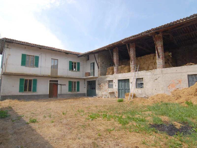 Casa de 10 habitaciónes en Castellino Tanaro, Italy No. 112275