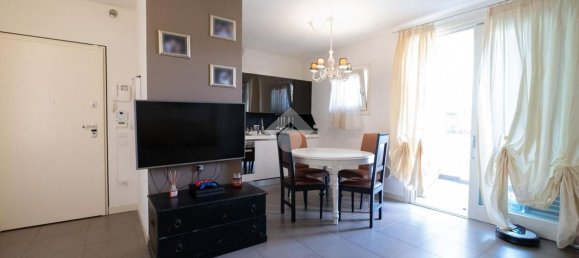 3 bedrooms Apartment in Prato, Italy No. 319373 3