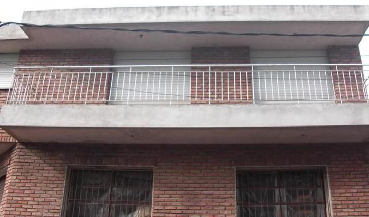 Apartamento de 3 dormitorios en General San Martín, Argentina No. 20912