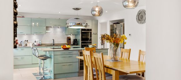 4 bedrooms House in Crawley, United Kingdom No. 1053 5