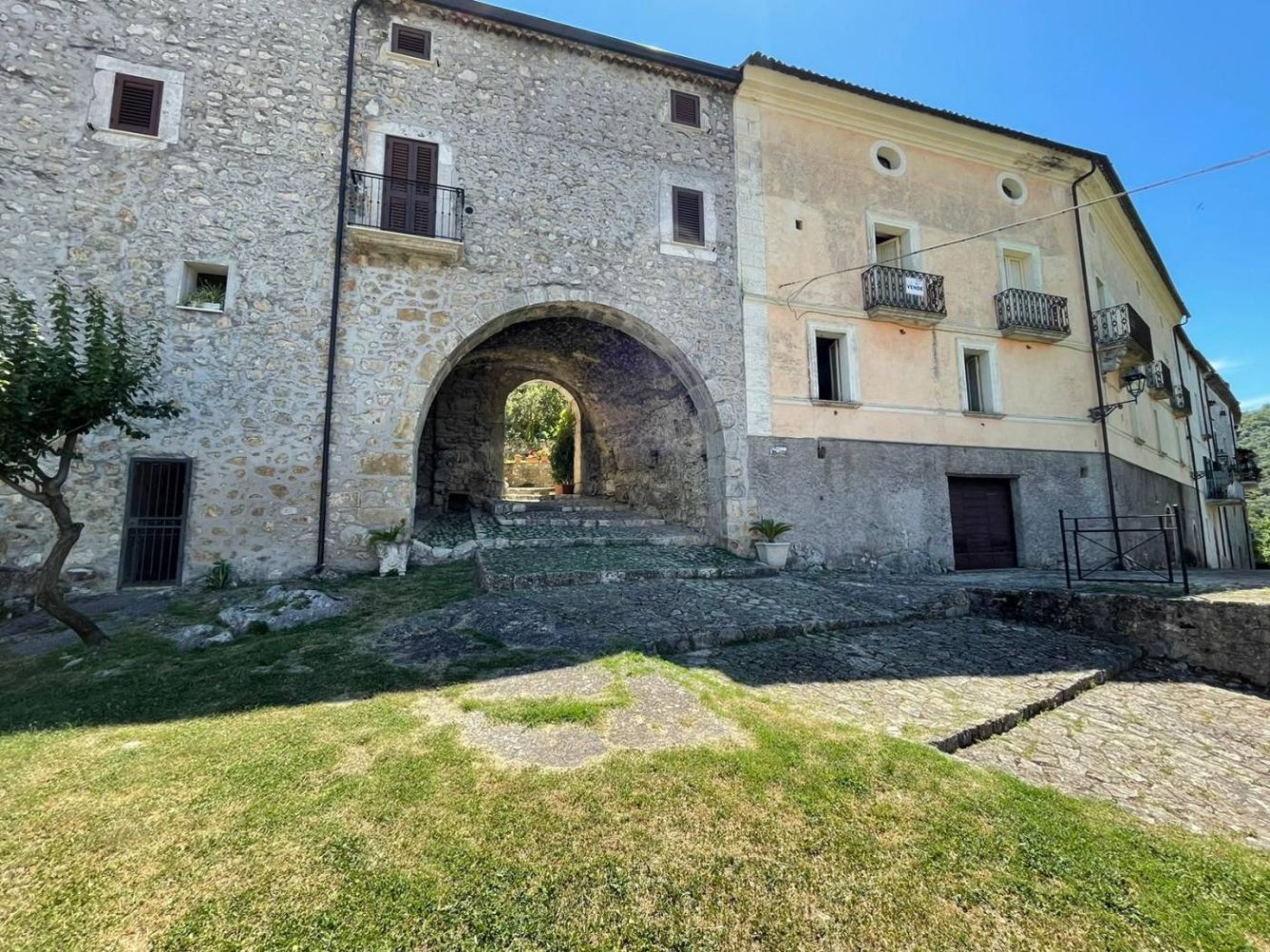 4 bedrooms House in Pico, Italy No. 57432