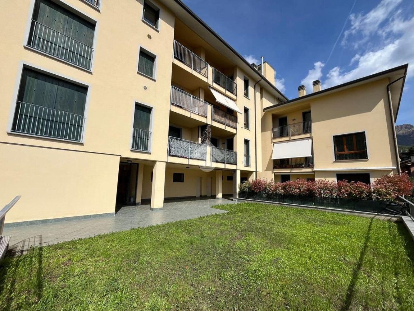 Квартира с 4 комнатами в Лекко, Италия № 122035