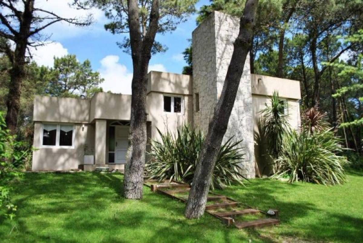 4 bedrooms House in Mar del Plata, Argentina No. 72617