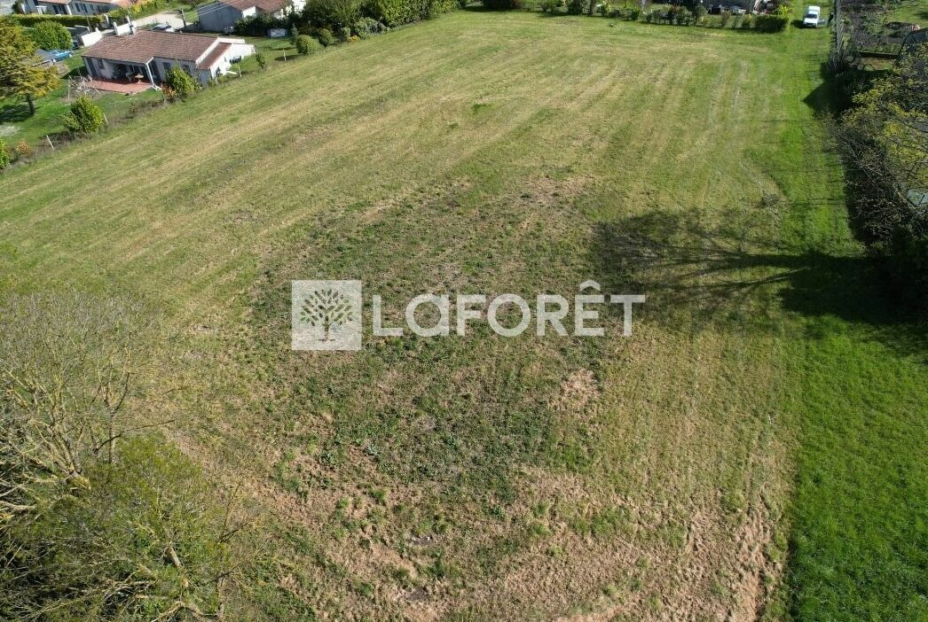 Land in La Jard, France No. 193126