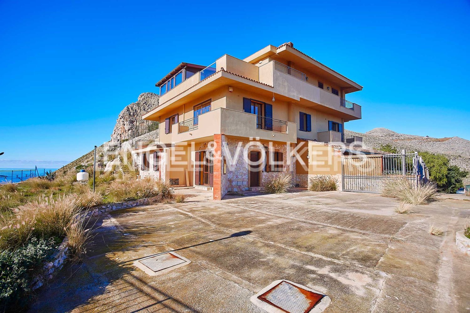 4 bedrooms Building in Palermo, Italy No. 127270