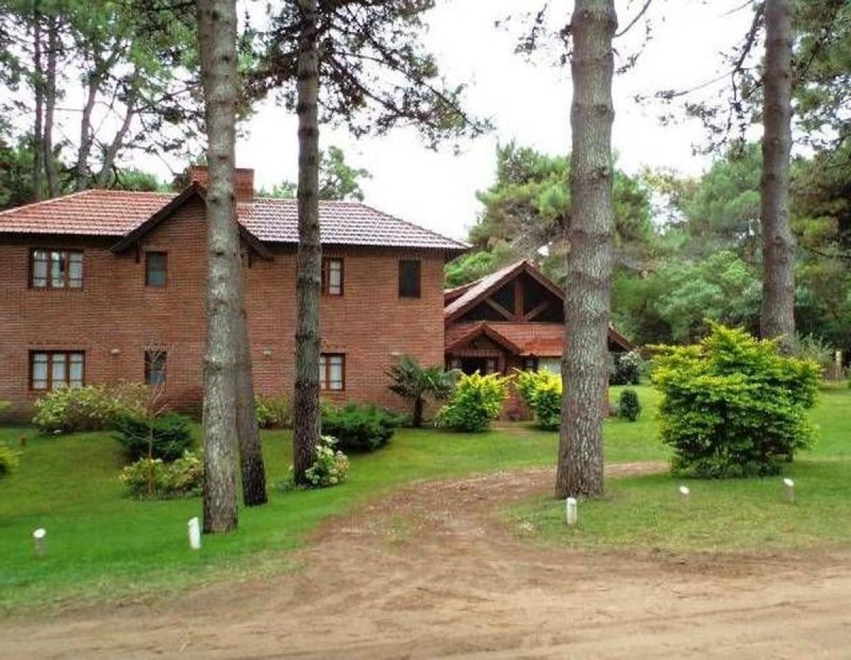 4 bedrooms House in Mar del Plata, Argentina No. 87977