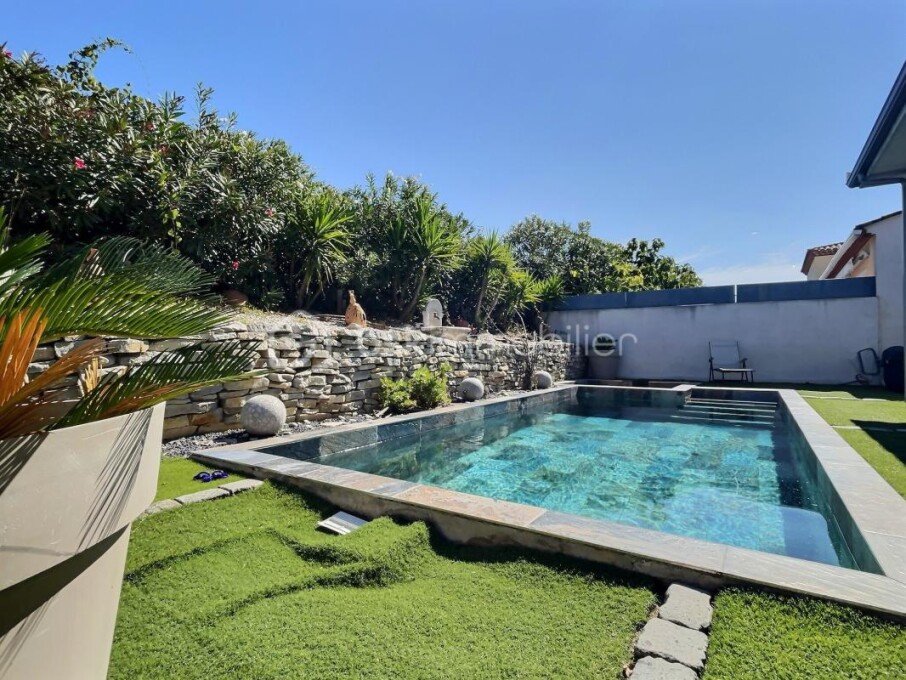 Casa de 4 dormitorios en Juvignac, France No. 325011