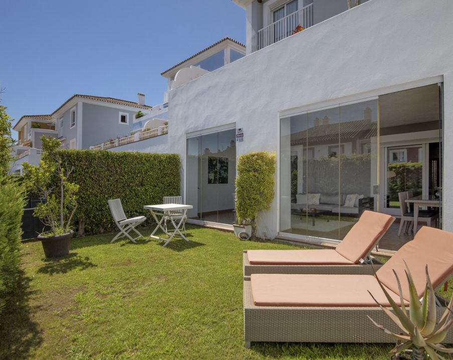 Apartamento de 2 dormitorios en Estepona, Spain No. 229007