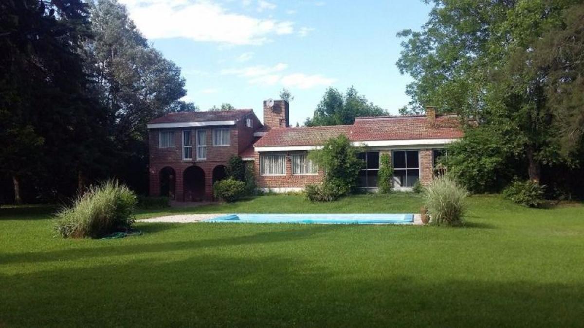 150m² Farm in Berazategui, Argentina No. 118109