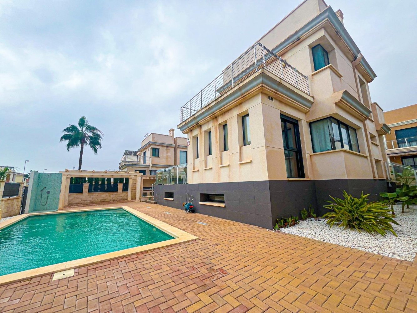 5 dormitorios villa en venta en La Zenia, Alicante, Comunidad Valenciana, Spain № 366198