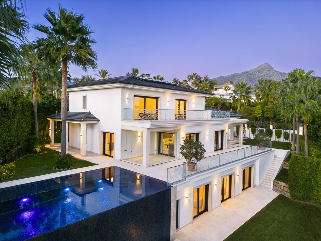 6 bedrooms Villa in Marbella, Spain No. 111130